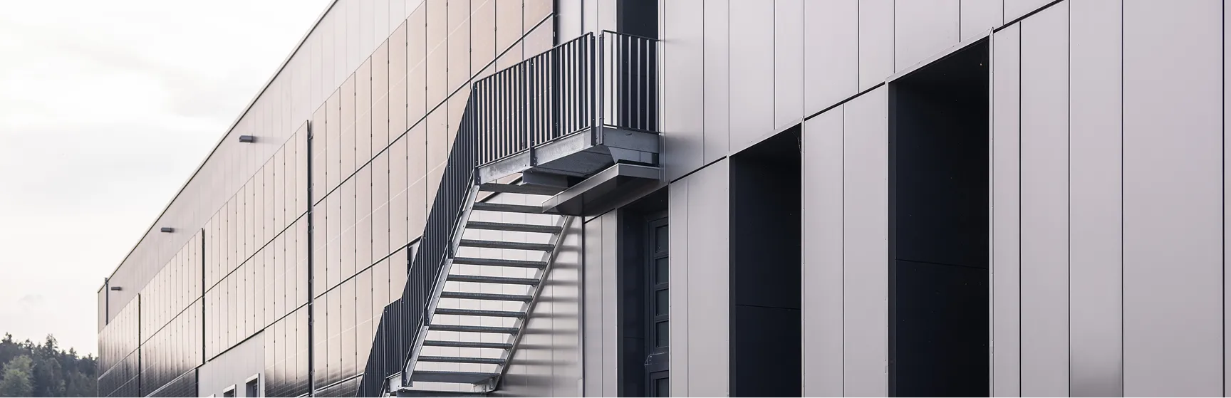 Außentreppe an einer Industriehalle mit Metallverkleidung